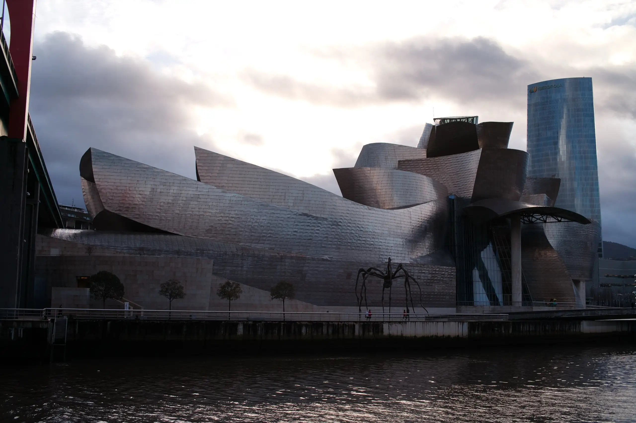 El museo Guggenheim a la orilla de la ría de Bilbao al atardecer
