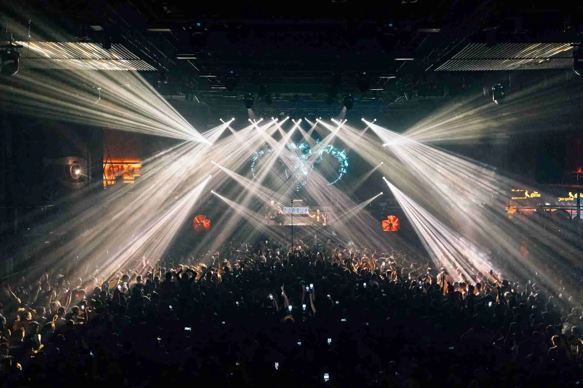 Público dentro de la discoteca Fabrik de Madrid