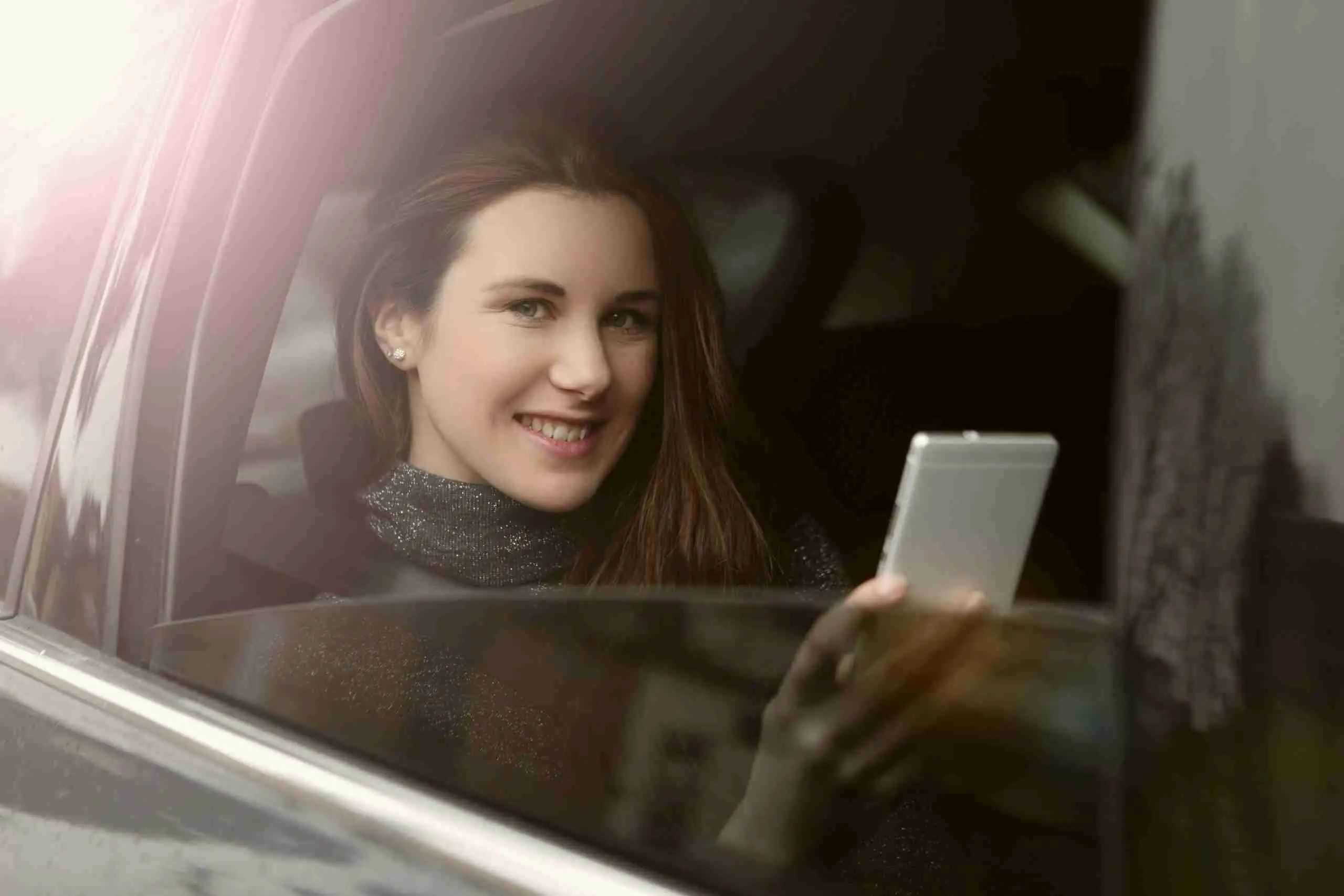 Pasajera relajada en la parte trasera del coche