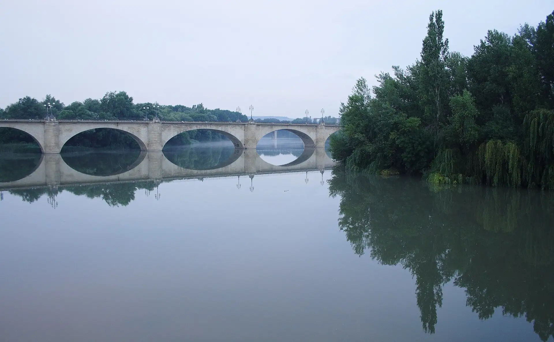 El puente de piedra sobre el Ebro a la entrada de Logroño