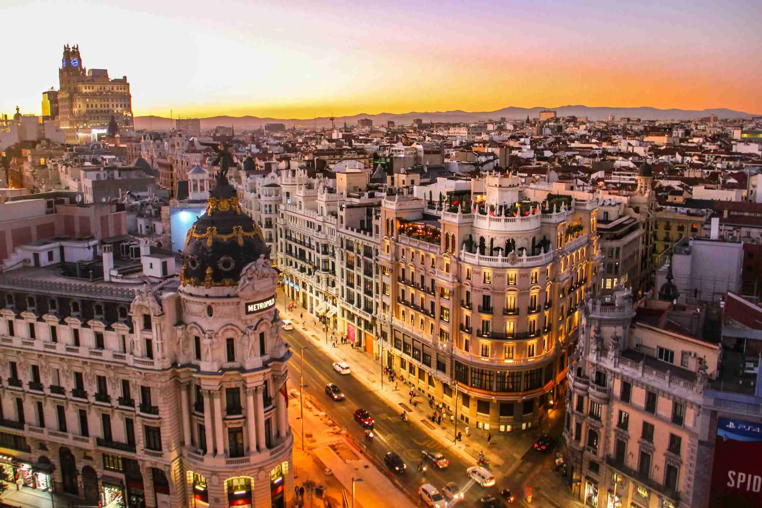 La Gran Vía y el edificio Metrópolis de Madrid al atardecer