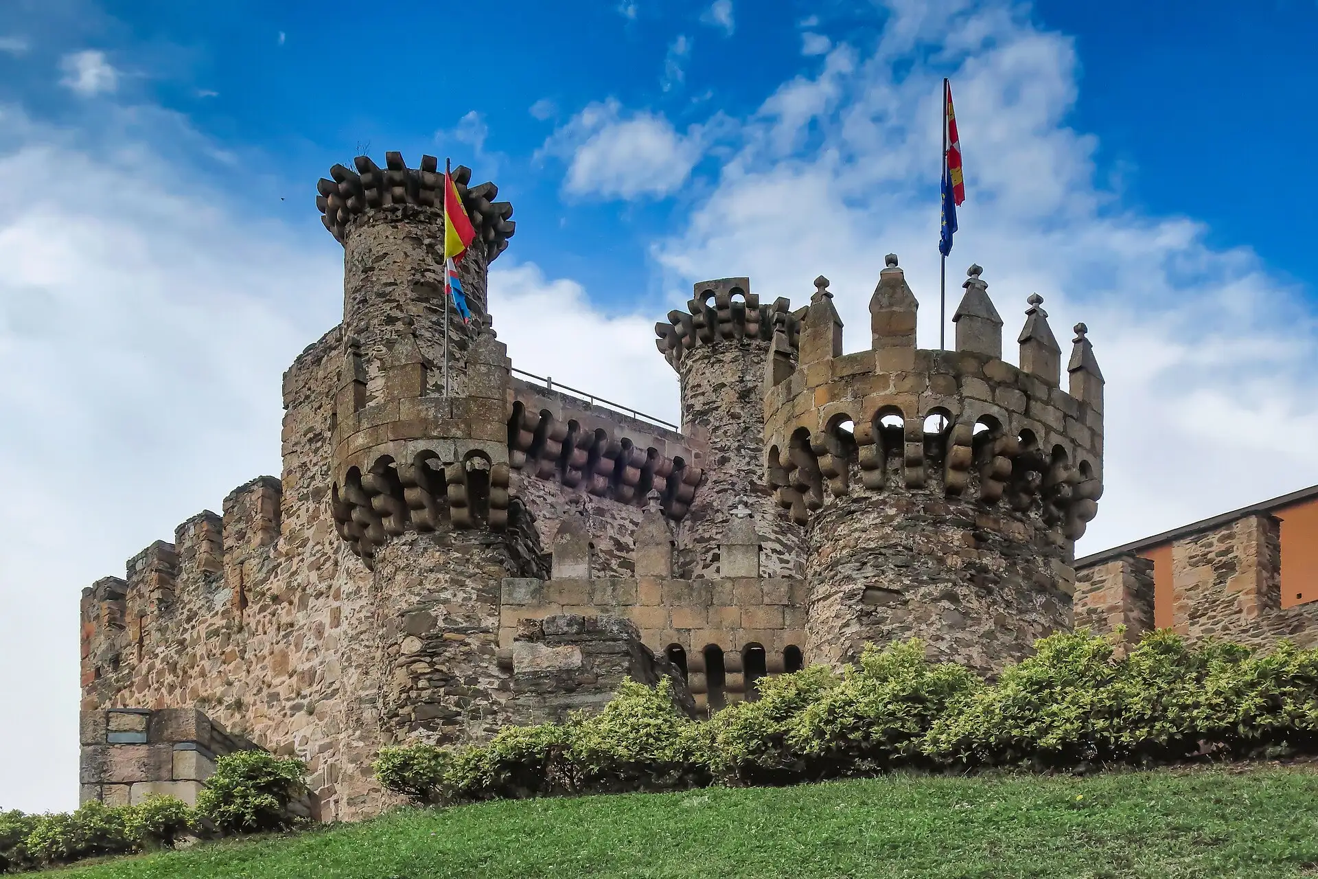 El castillo templario de Ponferrada sobre el río