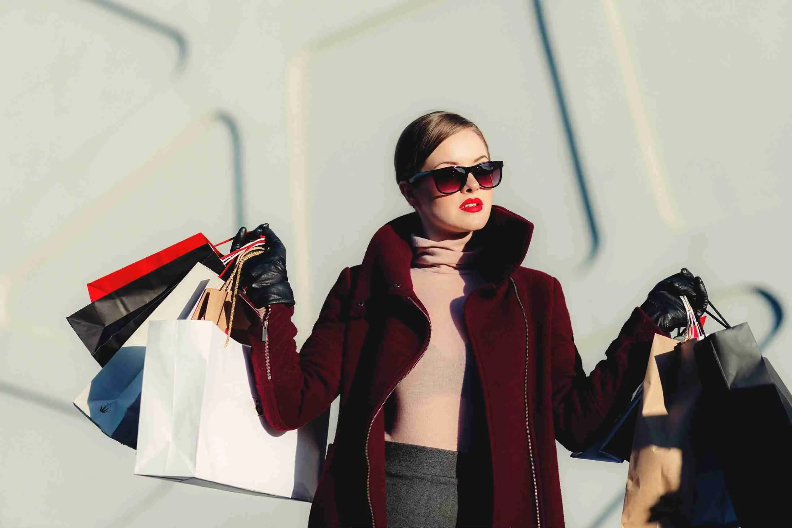 Bolsas de compras por una calle comercial